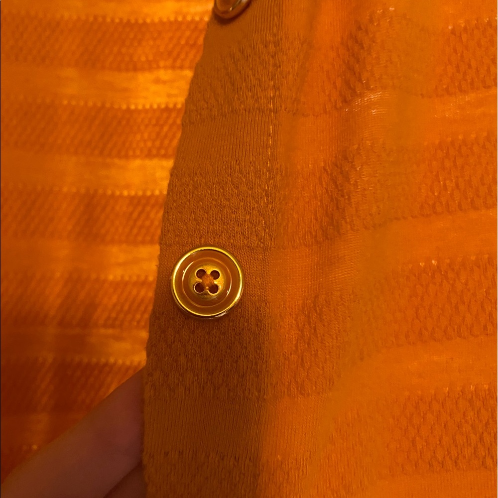 🎄Yellow button up - Picture 4 of 5
